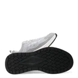 Championes Umbro modelo Refine para hombre, de color gris con detalles en blanco y negro, suela chunky y cordones claros.