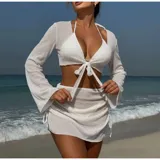 Conjunto de baño de cuatro piezas en color negro, confeccionado en tejido de malla transparente. Incluye un top de bikini triangular, una remera manga larga abierta con lazo frontal para anudar, y una pollera corta ajustable con cordones laterales.
