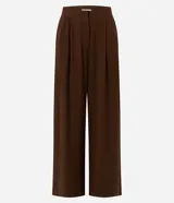 Pantalón recto color marrón de Marfinno, confeccionado en viscosa y poliéster, con cintura estructurada, pinzas delanteras y bolsillos.