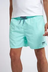 Short de baño color turquesa con cintura elástica y cordón ajustable. Presenta bolsillos laterales y un bolsillo trasero, con el logo de la marca bordado en la parte inferior de la pierna.