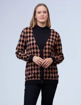 Cardigan tejido con escote en V y abertura central con botones. Diseño con rombos color marrón y negro.