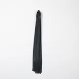 Pashmina rectangular de tejido calado color negro con flecos en los extremos.