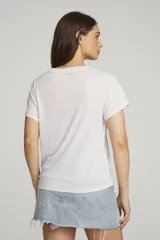 Remera blanca de algodón con estampa frontal de los rostros de los integrantes de The Beatles y el nombre de la banda en letras doradas.