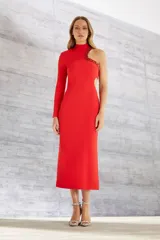 Vestido midi de fiesta color rojo, con cuello alto, una manga larga y un hombro descubierto con apliques de cristales.