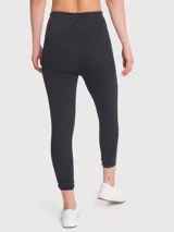Calza deportiva de tiro alto y largo ankle, confeccionada en tejido suave y elástico. Presenta un diseño liso y ajustado, ideal para actividades físicas.