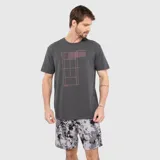 Remera gris oscuro de manga corta y cuello redondo, con estampa frontal en tono rosado inspirada en una cancha de tenis y textos descriptivos.