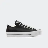 Championes Converse Chuck Taylor All Star Platform de cuero sintético negro, de caña baja, con plataforma de goma blanca y cordones blancos.