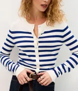 Cardigan de punto Marfinno con diseño de rayas horizontales rojas y blancas, de corte ajustado, cuello redondo, manga larga y cierre frontal con botones.