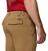 Pantalón chino Columbia modelo Roc Tech Chino Pant, color marrón, de corte recto y confeccionado en mezcla de nailon con tecnología Omni-Shield que repele líquidos y manchas. Cuenta con cintura elástica cómoda, trabillas para cinturón, bolsillos laterales reforzados, bolsillo de seguridad con cremallera y bolsillos traseros con cierre a presión.