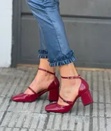 Pantalón largo azul con textura brillante y volados en el ruedo.