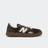 Championes New Balance modelo 500, color marrón con detalles en blanco y suela de goma.