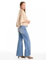 Capa de tejido de punto con diseño de doble capa superpuesta, cuello a la base y cierre frontal con botones. Presenta mangas estilo japonés y terminaciones acanaladas en el ruedo.