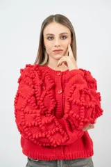 Cárdigan celeste de lana merino con diseño calado en color crudo y botones de nácar.