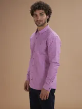 Camisa de manga larga color lila con cuello abotonado y bolsillo en el pecho.