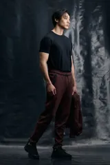 Pantalón jogger deportivo de corte ajustado, confeccionado en tejido funcional con tecnología DryMove para absorción de sudor. Presenta cintura elástica con cordón de ajuste y bolsillos laterales con cierre sellado.