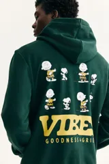 Canguro de peso medio color verde oscuro con interior cepillado suave. Cuenta con capucha de doble capa con cordón de ajuste, bolsillo canguro frontal y estampa en el pecho con la inscripción 'Vibes'. Puños y bajo acanalados.