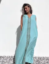 Vestido largo verde agua sin mangas con escote en V y estampado geométrico vertical en el centro.