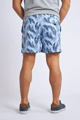 Short de baño con estampado tropical de piñas y hojas en tonos azules sobre fondo rosado. Cuenta con cintura elástica con cordón ajustable, bolsillos laterales, un bolsillo trasero y suspensor interno.