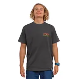 Remera negra de manga corta con cuello redondo y estampado frontal en el pecho que dice "G'DAY MATE! from La Isla..." en colores rojo y amarillo.