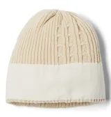 Gorro tejido de punto con diseño de trenzas, color crema, con borde doblado y etiqueta de cuero sintético con el logo de la marca.