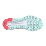 Championes Under Armour modelo Summit Trek, diseñados para senderismo y uso urbano. Presentan una parte superior de malla blanca con superposiciones sintéticas en negro y detalles en celeste pastel y naranja neón. Cuentan con una mediasuela de doble densidad y suela de goma con tacos para mayor tracción.