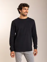Remera de algodón manga larga color negro con logo bordado pequeño en el pecho. Corte clásico.