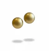 Caravanas de diseño minimalista con forma de media esfera en color dorado mate. Cuentan con un acabado texturizado y cierre de clip.