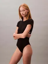 Body negro de manga corta con cuello redondo y diseño acanalado. Confeccionado en mezcla de algodón y elastano, de corte slim.