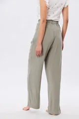 Pantalón de lino y viscosa color beige, de pierna amplia, corte recto y media cintura elastizada con presillas.
