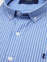 Camisa de hombre de corte clásico con diseño de rayas verticales, cuello con botones y logo bordado en el pecho. Confeccionada en algodón.