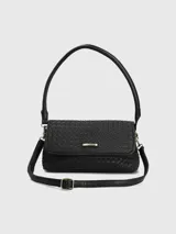 Cartera de hombro o cruzada de ecocuero negro con diseño trenzado. Cuenta con solapa frontal, placa metálica con logo de la marca y correa ajustable y desmontable.