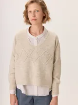 Buzo de lana color marrón topo, con cuello en V y diseño de punto calado en rombos en el frente y mangas.