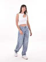 Musculosa negra de punto acanalado, con un diseño asimétrico en el escote que deja un hombro al descubierto.