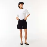 Short de jean negro de tiro alto, con bolsillos laterales y traseros, cierre de botón y cremallera.
