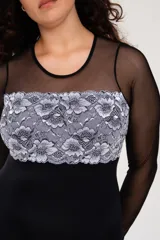 Body negro con mangas largas de microtul, escote redondo y parte superior de puntilla con diseño floral en blanco y negro.