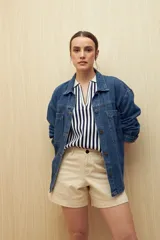 Short blanco de tiro medio y corte clásico, con bolsillos delanteros y traseros.