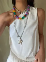 Collar corto con cuentas de cristal checo y acrílico de colores: rojo, azul, amarillo, verde y fucsia. Se cierra con cadena de acero quirúrgico y ganchito para regular el largo.