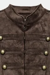 Chaqueta de gamuza marrón con cuello alto, manga larga y bajo con peplum. Cuenta con doble botonadura decorativa de botones metálicos dorados en el frente y cierre con ganchos ocultos.
