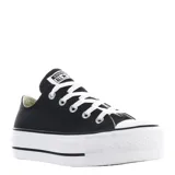 Championes Converse modelo Chuck Taylor Lift de caña baja, con capellada de material sintético negro y suela de plataforma blanca con franjas negras. Presenta cordones blancos y puntera de goma clásica.