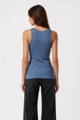 Musculosa de canalé color verde oliva, con breteles anchos, escote redondo y diseño ajustado al cuerpo.