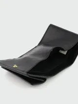 Billetera de cuero negra, compacta, con cierre de solapa con broche a presión y logo de la marca grabado en el frente.