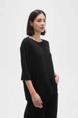 Remera de viscosa en color verde oliva, con cuello redondo y mangas 3/4. Presenta un diseño de tejido acanalado y corte holgado.