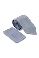 Corbata gris con microestampado de flores en lila, incluye pañuelo de bolsillo haciendo juego.