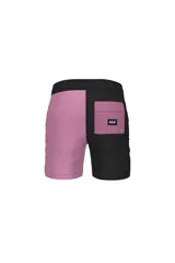 Short de baño de hombre con diseño color block, mitad negro y mitad verde azulado.