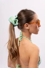 Colita de pelo tejida a mano en algodón, color celeste con detalles en verde lima.