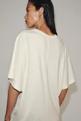Camiseta de cuello redondo y manga corta, confeccionada en tejido de punto interlock elástico y flexible con textura compacta y opaca.