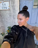 Collar plateado con eslabones grandes de metal con forma irregular.