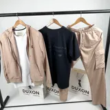 Remera oversize negra de algodón con cuello redondo y doble estampa en gris con texto y gráficos.