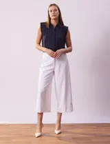 Pantalón blanco crop wide leg de crepe elastizado.