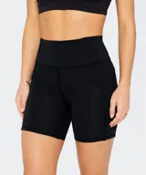 Short deportivo negro de tiro alto, confeccionado con tejido ultra suave, ajustado al cuerpo y con bolsillos laterales de fácil acceso.